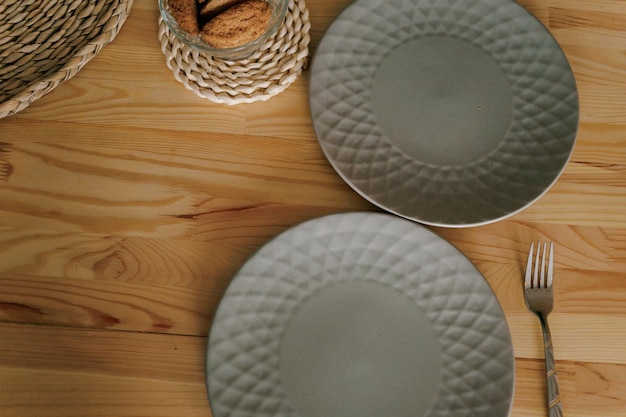 farfurii aranjate pe masă